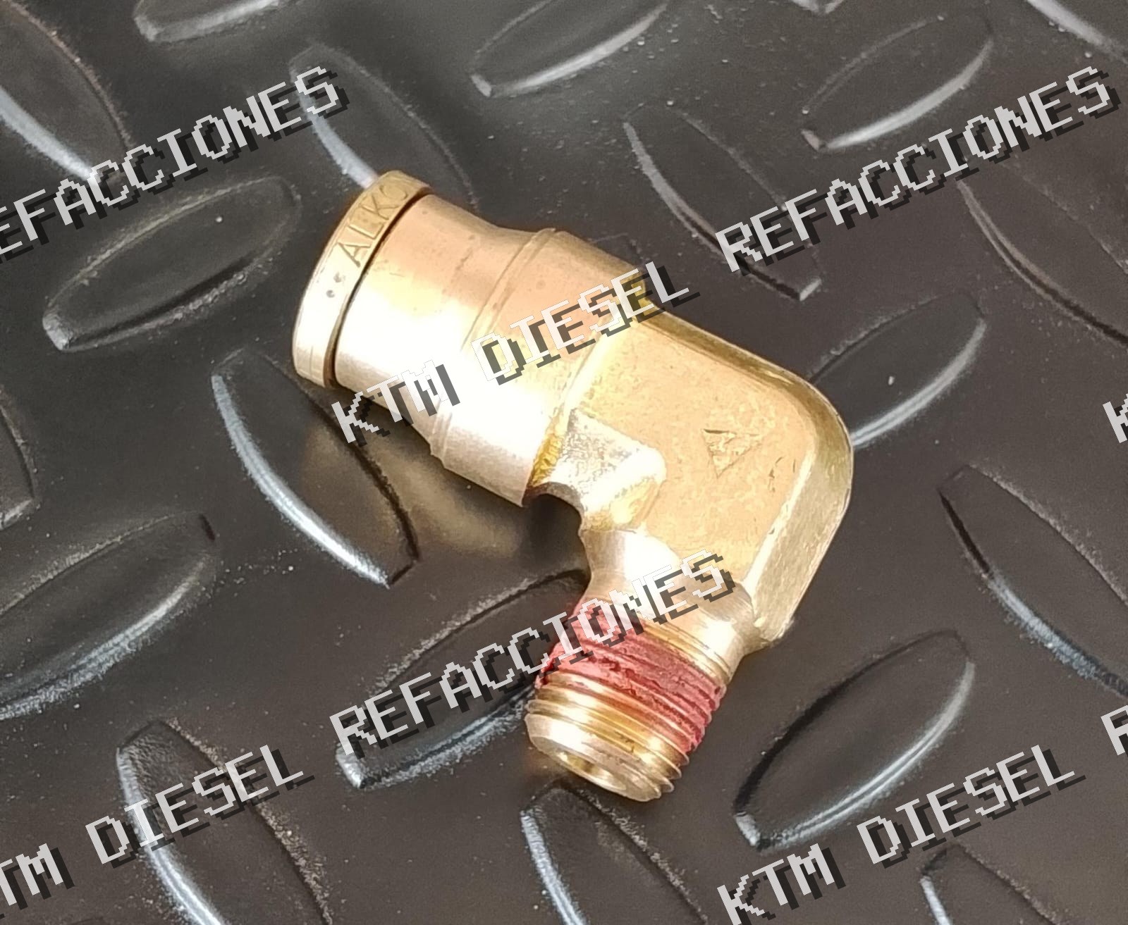 CONEXION EN CODO 90° MACHO 3/8 A 1/8 NPT LATON