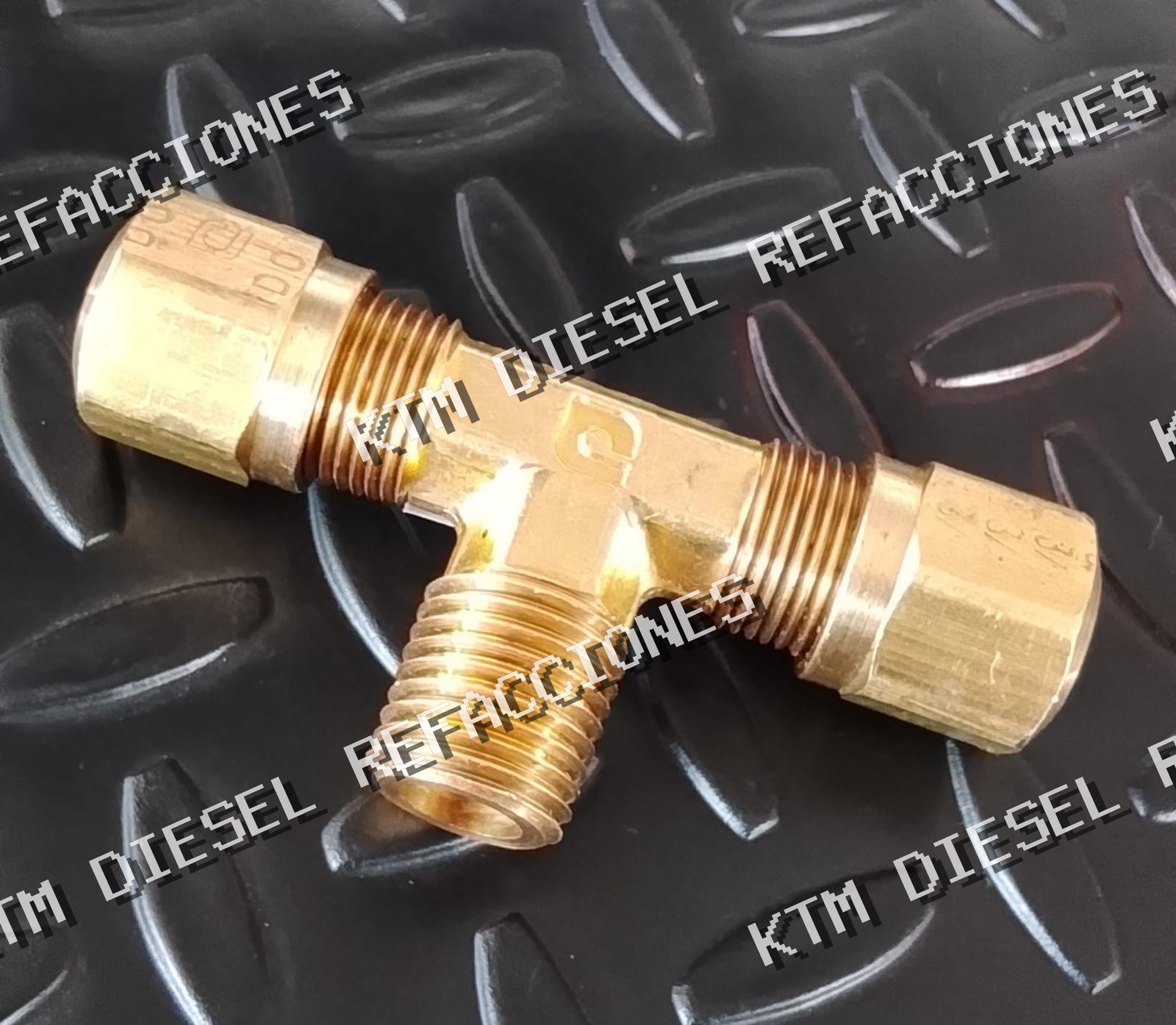 CONEXION EN TEE 3/8 A 1/4 NPT LATON 